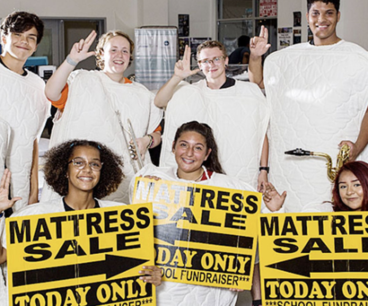 A bunch of students volunteering for the mattress fundraiser